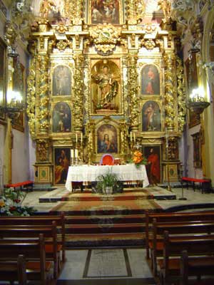 15. Altar mayor de la parroquia, junto a la grada se encuentra la tumba..jpg